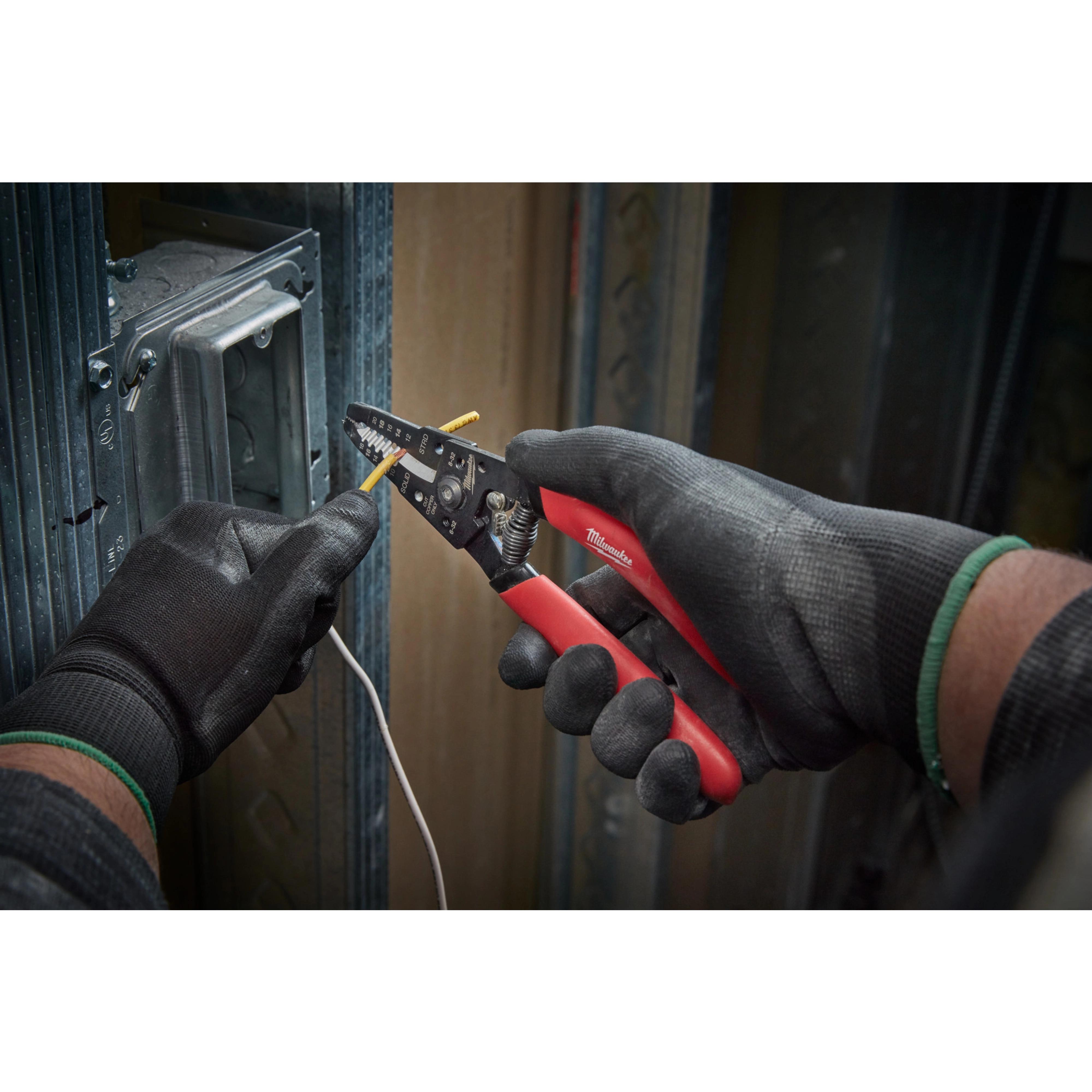 10-22 Awg Multi-Purpose Dipped Grip
Wire Stripper & Cutter